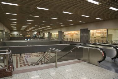 Yunanistan, Atina, 7 Haziran 2013: Atina, Yunanistan metro istasyonu insanlar