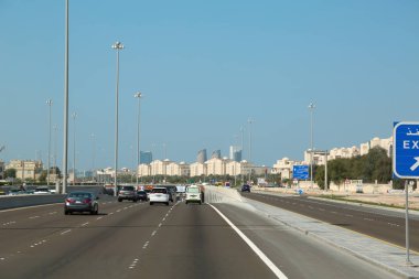 BAE, Abu Dhabi, 4 Şubat 2016: Karayolu trafik Abu Dabi - sermaye ve Birleşik Arap Emirlikleri, Dubai sonra ikinci en kalabalık şehir