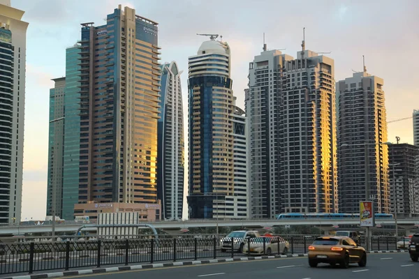 Eau Dubai Fevereiro 2016 Tráfego Rodoviário Edifícios Dubai Marina Emirados — Fotografia de Stock