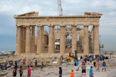 Yunanistan, Atina, 7 Haziran 2013: Turist Yunanistan Atina Akropol yakınındaki. Parthenon - antik tapınak