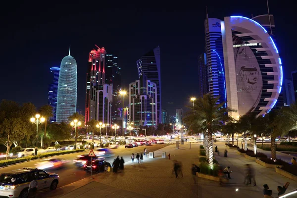 Qatar Doha Marzo 2018 Tráfico Rodado Nocturno Centro Financiero Doha — Foto de Stock