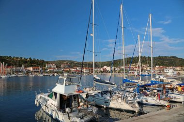 Yat limanında köyde Nea Skioni, Yunanistan
