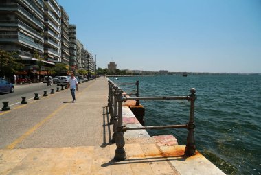 Beyaz Kule ve insanlar sahildeki Thessaloniki, Yunanistan