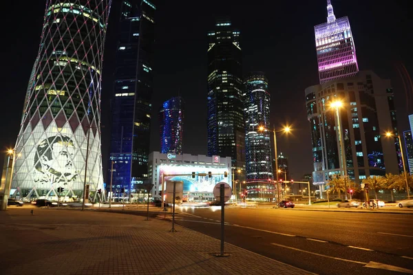 Nacht wegverkeer in financiële centrum in Doha, Qatar — Stockfoto