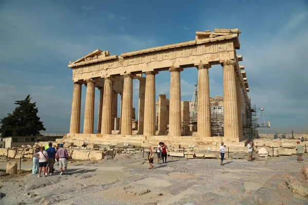 People near Parthenon - ancient temple in Athenian Acropolis, Gr — Stock Photo, Image