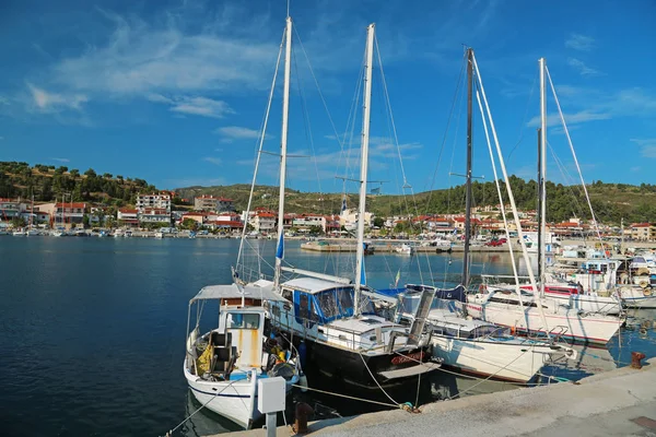 Barcos en hermoso puerto en el pueblo de Nea Skioni en Grecia — Foto de Stock