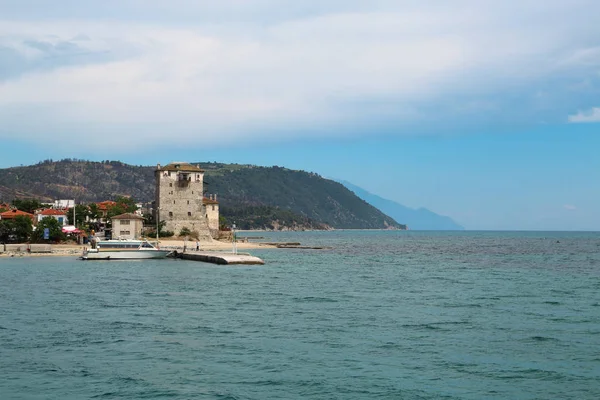 Antigua torre en la playa de Ouranoupoli, península de Athos, Chalkidi —  Fotos de Stock
