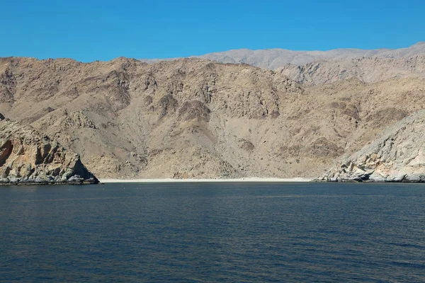 Σουλτανάτο του Ομάν, βραχώδη ακτή του Musandam χερσονήσου, στον κόλπο του Ομάν, — Φωτογραφία Αρχείου