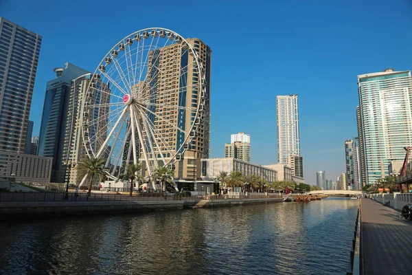 Ferris wheel near Al Qasba canal in Sharjah city, United Arab Em — Stock Photo, Image