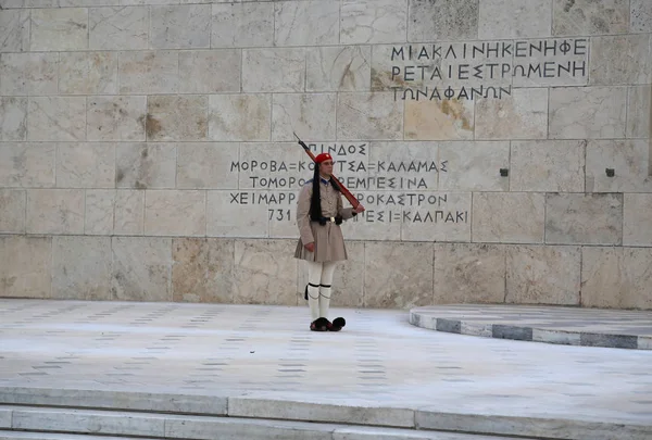 Evzones - Guardas nacionais gregos perto da construção do Parlamento em A — Fotografia de Stock