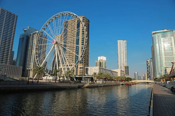 Roda gigante perto do canal Al Qasba na cidade de Sharjah, United Arab Em Fotos De Bancos De Imagens
