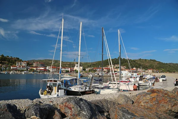 Yates en el puerto, pueblo de Nea Skioni, Grecia — Foto de Stock