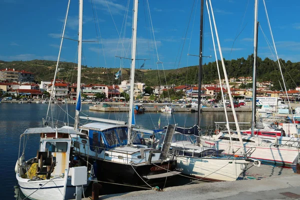 Yachts in harbour in Nea Skioni village, Greece — Stock Photo, Image