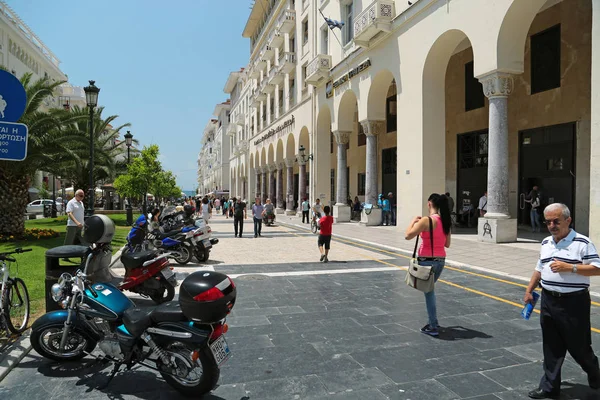 Personas en la calle cerca de la Plaza Aristóteles en Tesalónica, G — Foto de Stock