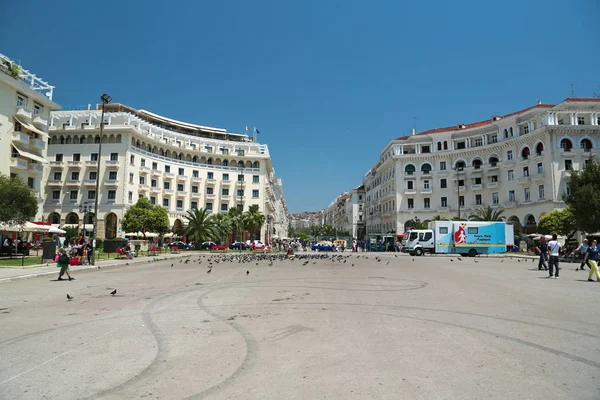 Pessoas e pombos na Praça Aristotélica em Salónica, Greec — Fotografia de Stock