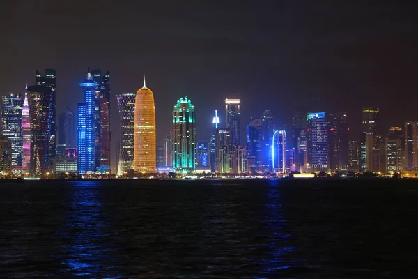 Centro financeiro na cidade de Doha à noite, Qatar — Fotografia de Stock