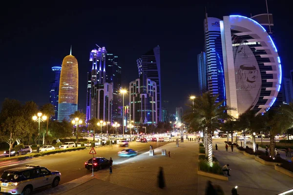 Silniční provoz v noci ve finančním centru v Dauhá, Katar — Stock fotografie