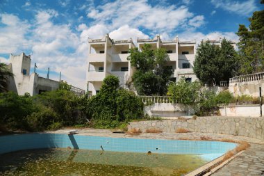 terk edilmiş bir otel