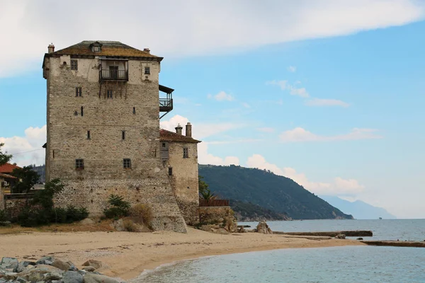 Antigua torre en la playa de Ouranoupoli, península de Athos, Chalkidi —  Fotos de Stock