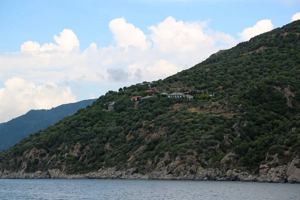 Navega a lo largo de la península de Athos, estado monástico autónomo i — Foto de Stock