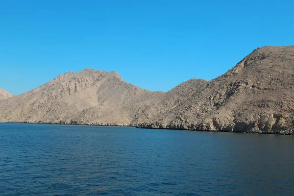 Sultanato dell'Oman, penisola di Musandam, Golfo dell'Oman, costa rocciosa — Foto Stock