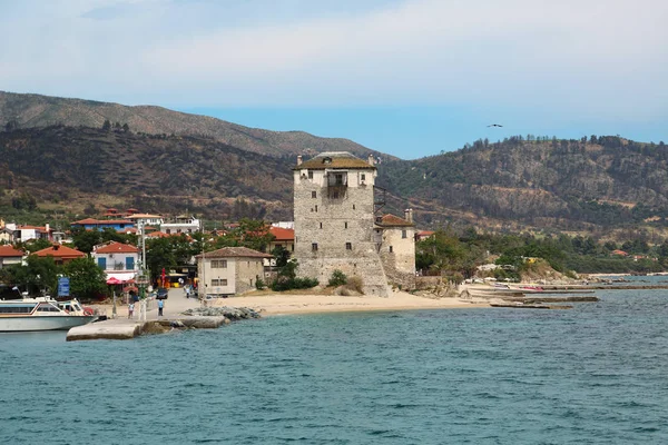 Antigua torre en la playa de Ouranoupoli, península de Athos, Chalkidi —  Fotos de Stock