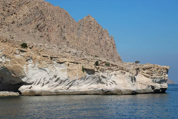 Sultanato de Omán, Península de Musandam, Golfo de Omán, costa rocosa — Foto de Stock