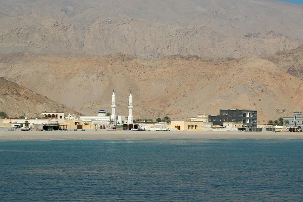 Sultanato dell'Oman, penisola di Musandam, Golfo dell'Oman, costa rocciosa — Foto Stock