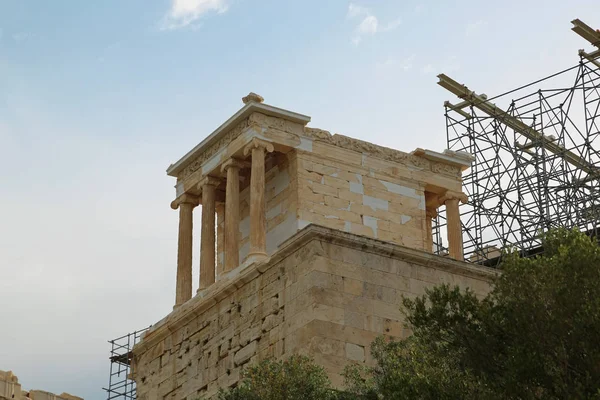 Antique temple in Athenian Acropolis, Greece — Stock Photo, Image