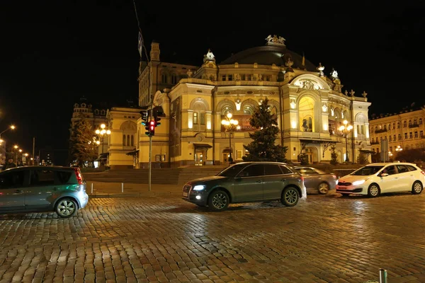 Kiev, Ukrayna opera house civarındaki trafik — Stok fotoğraf