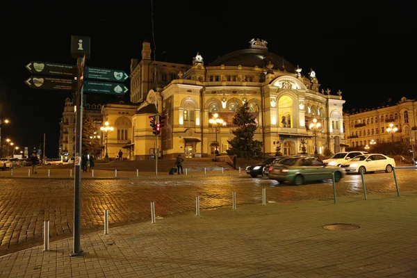 키예프, 우크라이나에서 오페라 하우스 근처도 교통 — 스톡 사진
