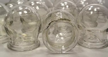 Tıbbi amaçlar için cam bardaklar, rehabilitasyon, artan kan akışı, lenfatik drenaj, sırt tedavisi. Halk dilinde kullanılan alternatif ilaçlar masaj ve vakum terapisi.