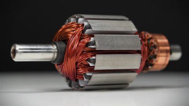 Perküsyon masaj aleti olarak adlandırılan küçük ev aletlerinden alınan elektrikli motordan bakır bobinli pervane veya armatür.