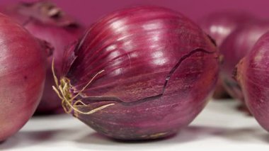 Soğan - sağlık için birçok yararlı özelliği olan sebze. Kırmızı soğan, ayrıca mor soğan olarak da bilinir.