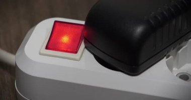 Güç adaptörü kırmızı güç ve gösterge ile elektrikli portatif soketi çıkartır