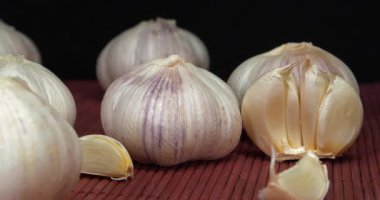 Sarımsak - sağlık için birçok yararlı özelliği olan sebze. Antiseptik, mikroplar ve patojenler ile savaşıyor, viral hastalıklar için gösteriliyor. Allium sativum, Allium cinsindeki soğanlı bitki türü.