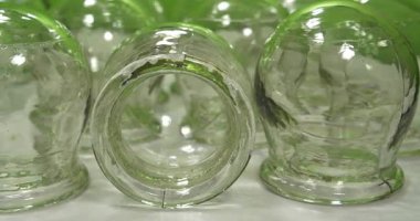 Tıbbi amaçlar için cam bardaklar, rehabilitasyon, artan kan akışı, lenfatik drenaj, sırt tedavisi. Halk dilinde kullanılan alternatif ilaçlar masaj ve vakum terapisi.