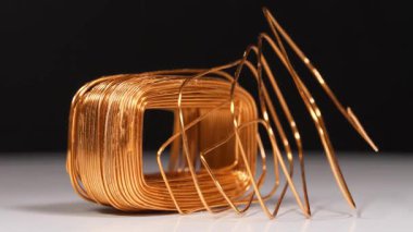 Bakır ya da küprum, demir olmayan kimyasal elementtir. Elektrik akımı transformatörünün bakır sarması