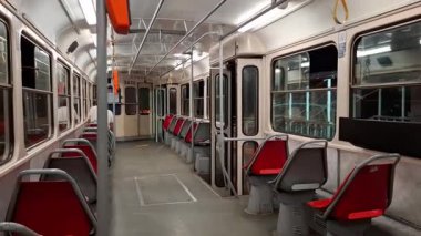 Tramvay terminalde bekliyor. İçi Çek yapımı eski bir tramvay.