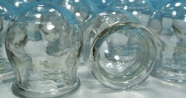 Tıbbi amaçlar için cam bardaklar, rehabilitasyon, artan kan akışı, lenfatik drenaj, sırt tedavisi. Halk dilinde kullanılan alternatif ilaçlar masaj ve vakum terapisi.