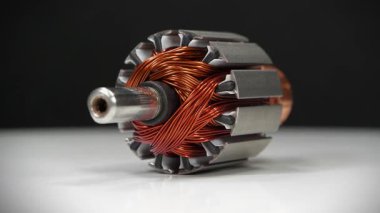 Küçük bir ev aletinin elektrikli motorundan bakır bobinli armatür veya rotor, yani perküsyon masaj aleti.