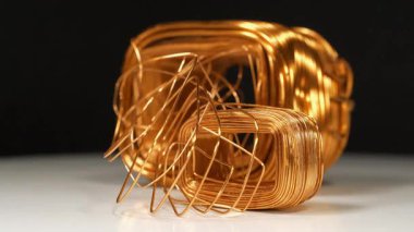 Bakır virajlar elektrik transformatörlerinden farklı boyutlarda. Bakır, cuprum - kimyasal element, demir olmayan metal