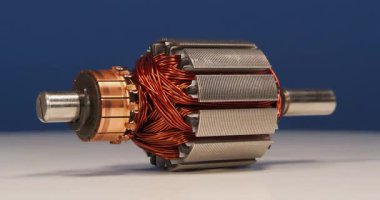 Küçük ev aletlerinin elektrikli motorundan bakır bobinli armatür veya rotor, yani perküsyon masaj aleti.