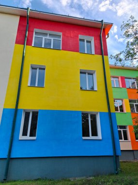 Okul binasının çok renkli yüzü