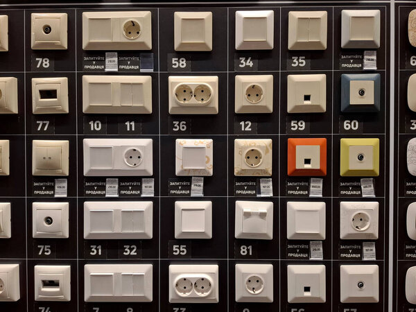 КИЕВ, УКРАИНА, 31 ЯНВАРЯ 2025: Электрические выключатели и розетки в электрическом отсеке строительного гипермаркета