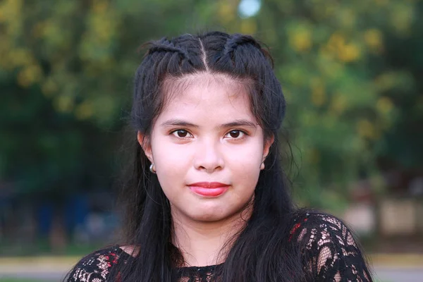 Pretty Young Filipina Looking Camera Environmental Portraiture — Stock Photo, Image