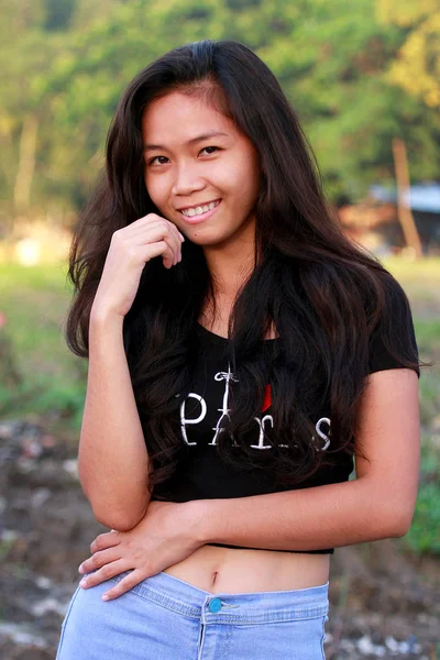 Jolie Jeune Philippine Regardant Travers Caméra Portrait Environnemental — Photo