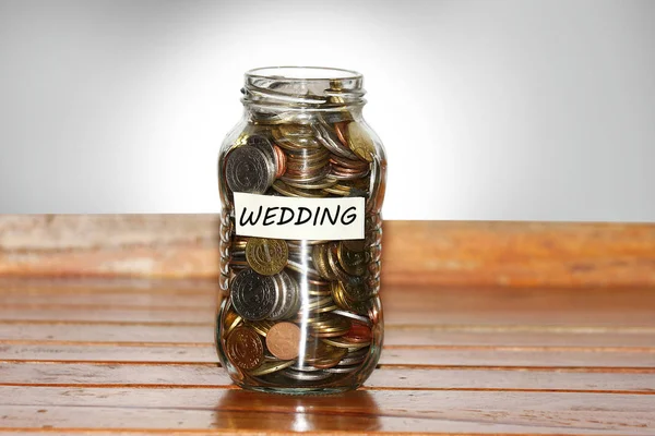 Hiermee Geeft Een Glazen Pot Vol Munten Aan Bruiloft Concept — Stockfoto