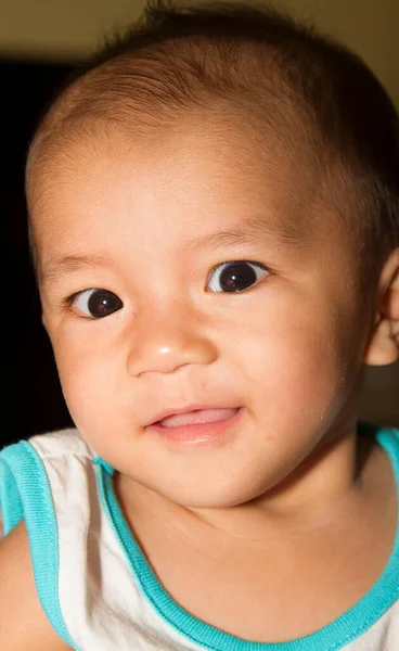 Seorang Bayi Laki Laki Tersenyum Melihat Kamera — Stok Foto