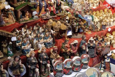 Durak üzerinde 30 Kasım 2016 geleneksel yıllık Noel Pazar Zagrep, Hırvatistan, kış tatili süslemeleri ile üzerinde dekoratif biblo.